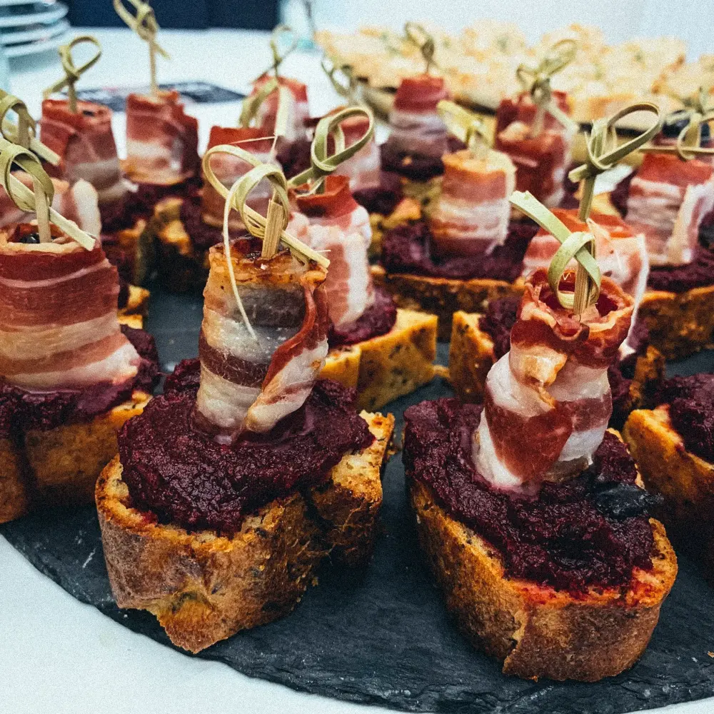 Canapés mit Roter Bete und Speck
