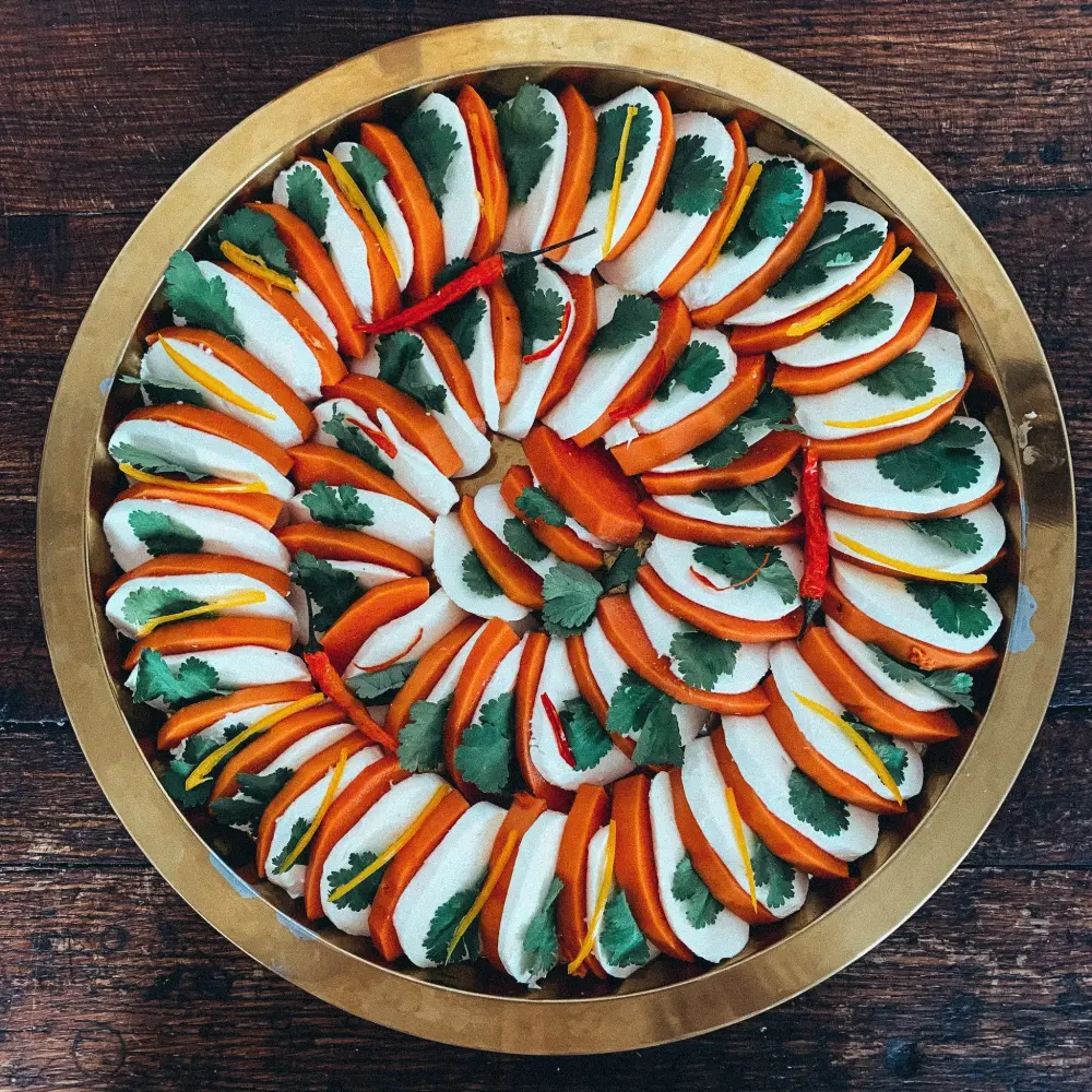 Fingerfood auf einem Tablett mit Orange und Chili