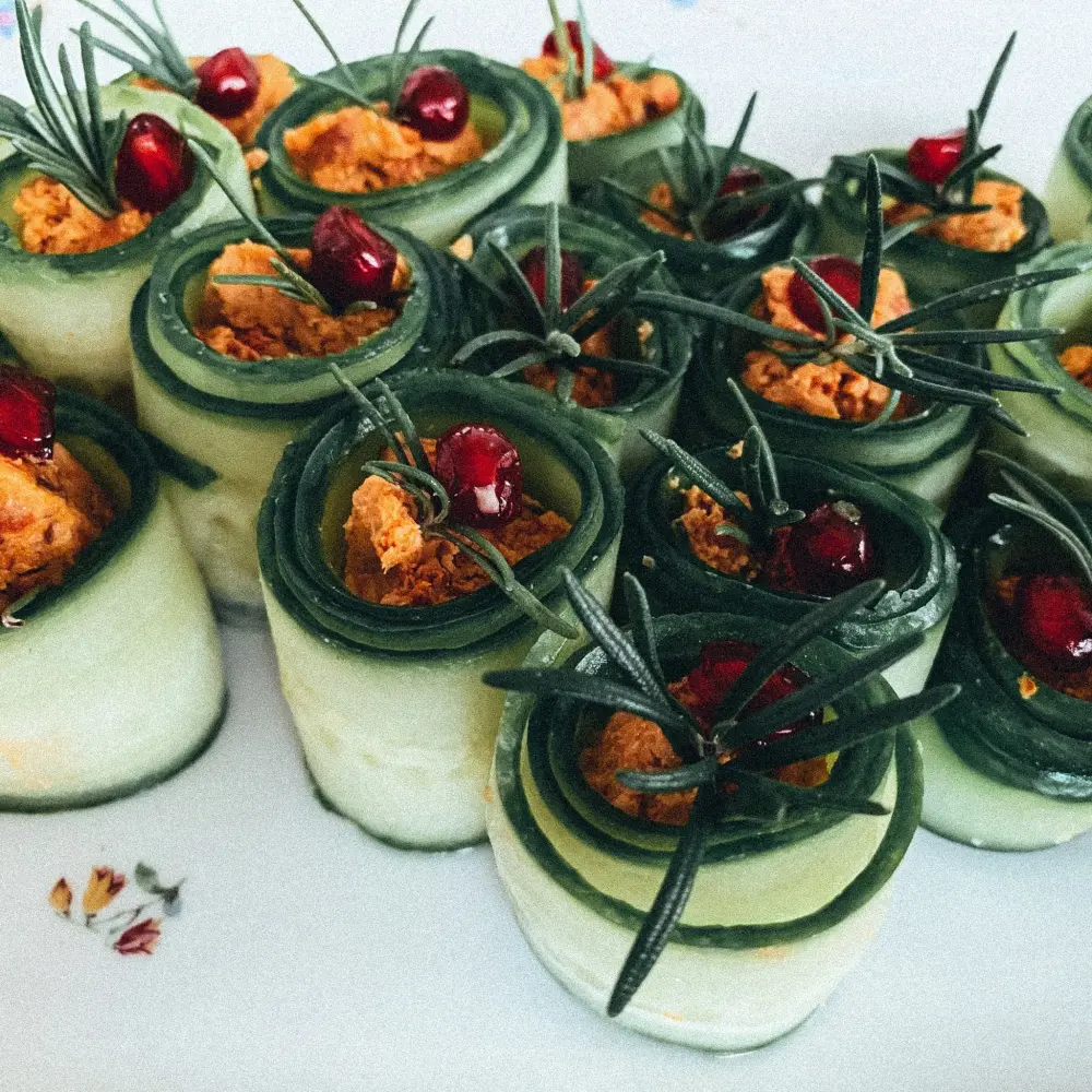Gurkenröllchen mit Granatapfel